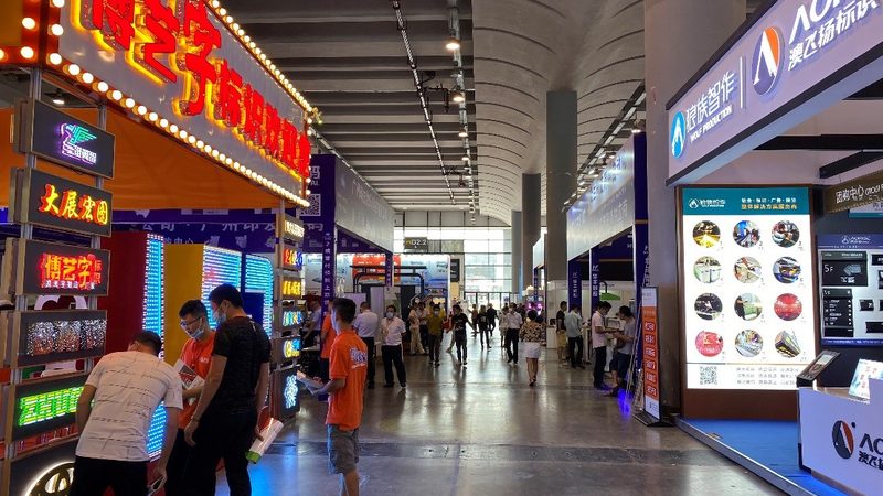 小型生日派对室内装饰的细节处理至关重要。以下是一些常用的装饰元素：